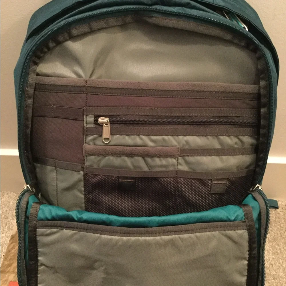 NWT The North Face Women’s Recon Backpack